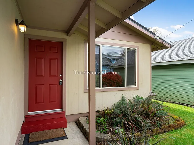 6718 SE Center St — Photo 2