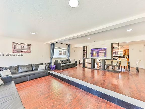 5th image of 2565 NE 214th St