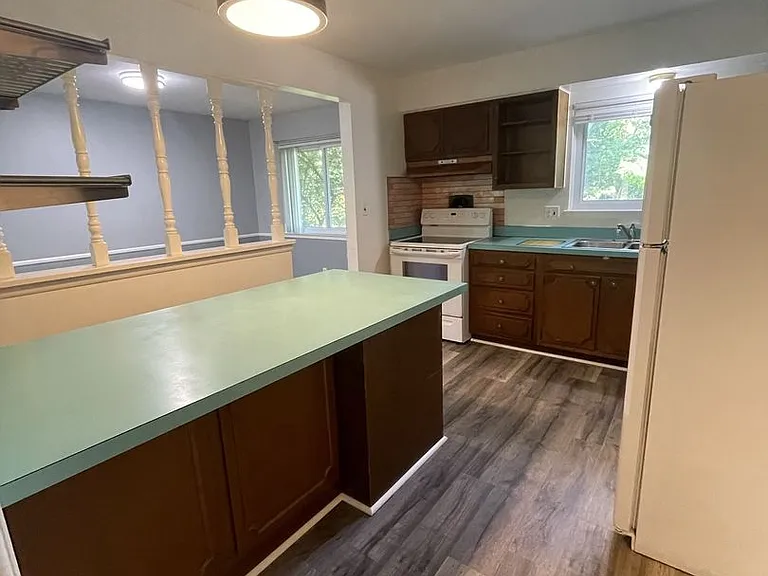 2163 Yorktown Dr — Photo 12