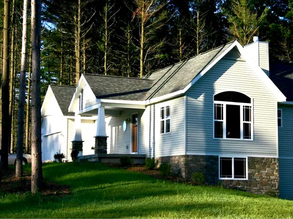 1921 Pineridge Dr, Hastings, MI 49058