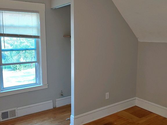 5th image of 1064 25th Ave SE