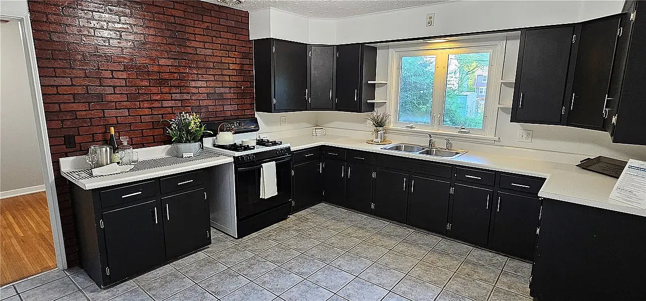 3 bed, 1342 sqft, $2,195 — Photo 2