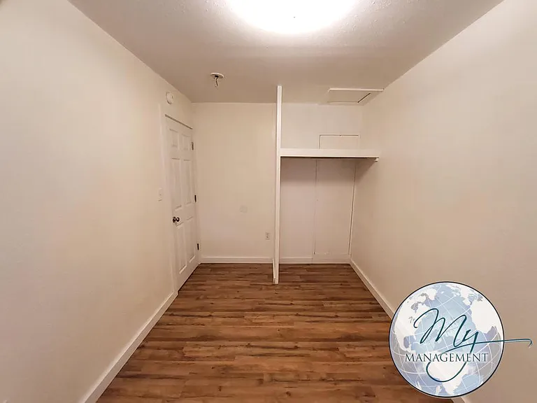 Beautiful location right on the river and adjacent to the City Park — Photo 20