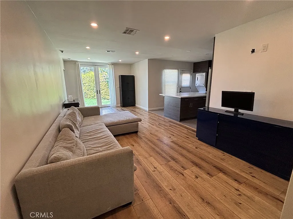 3 bed, 1641 sqft, $4,200 — Photo 4