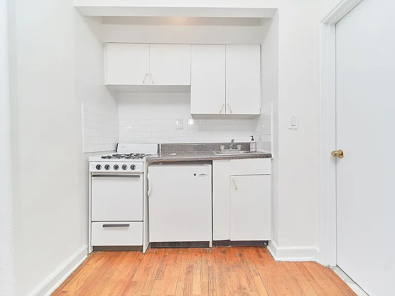 400 W 45th St #2B — Photo 7
