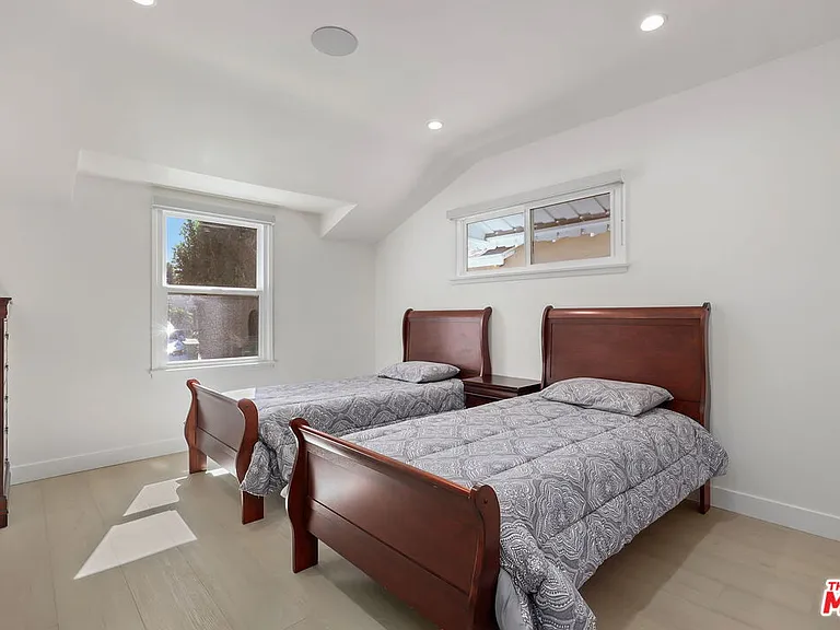 12849 Tiara St — Photo 32