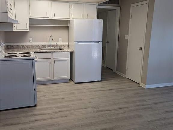 5th image of 3900 N Shadeland Ave #D11