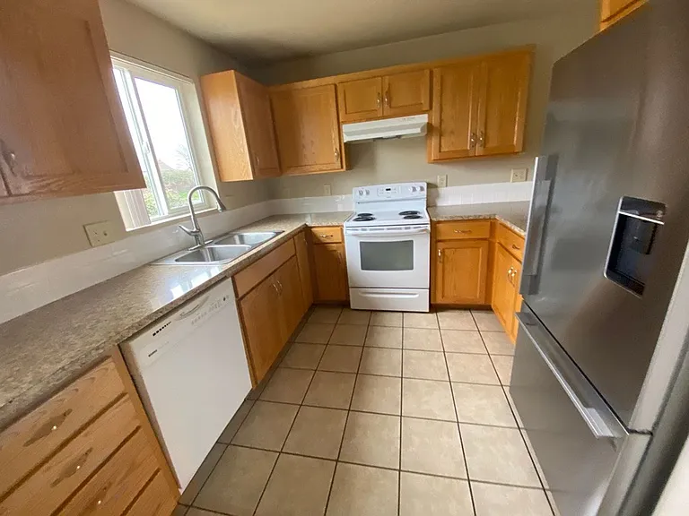 large 3 Bedroom 2.5 Bath Springfield duplex — Photo 3