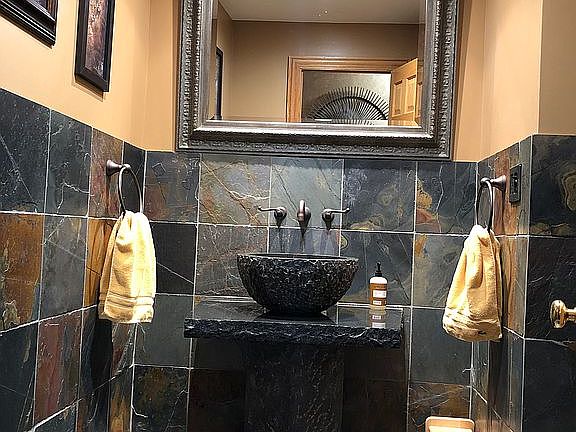 Powder room 