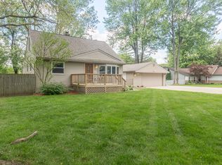 27060 Hickler Ln, Harrison Township, MI
