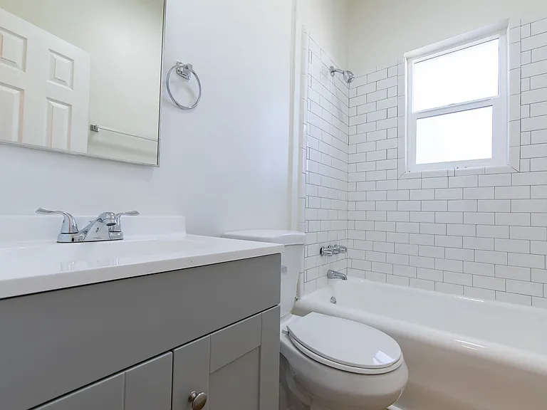 Beautiful Newly Renovated Apartment in Koreatown — Photo 13