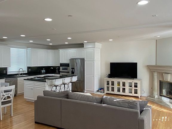 3rd image of 610 Manhattan Beach Blvd