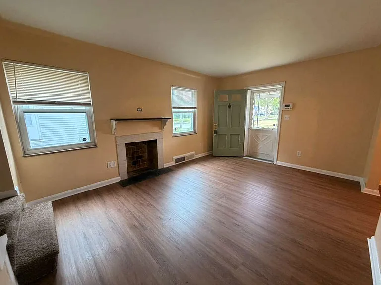 706 W Gramercy Ave — Photo 3