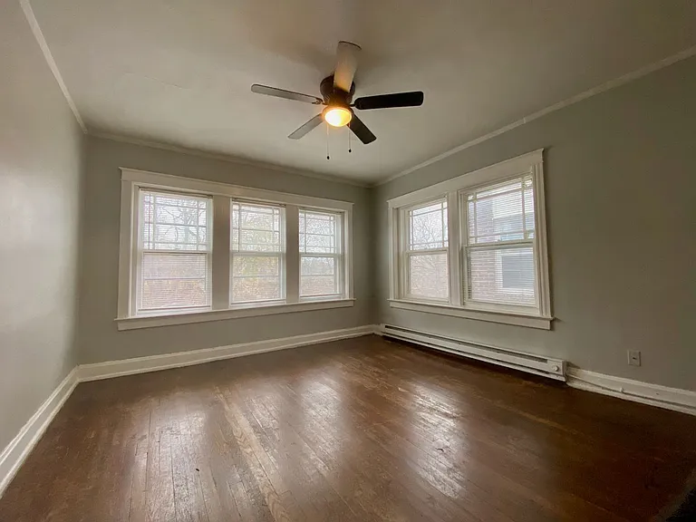 Valentine Place Apartments — Photo 34