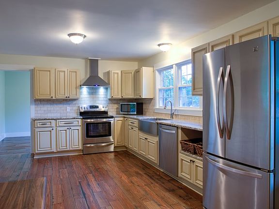 4th image of 806 Ironwood Dr