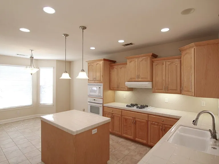 620 San Gabriel St — Photo 4