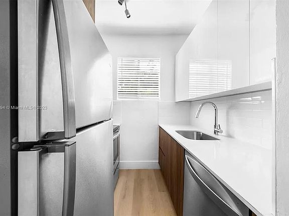5th image of 940 Jefferson Ave APT 4