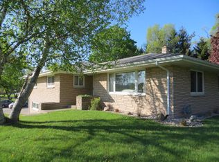 N22W27687 Edgewater Dr, Pewaukee, WI 53072