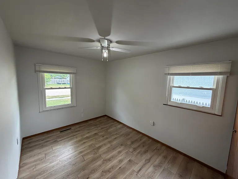 1818 Grandview Dr — Photo 10