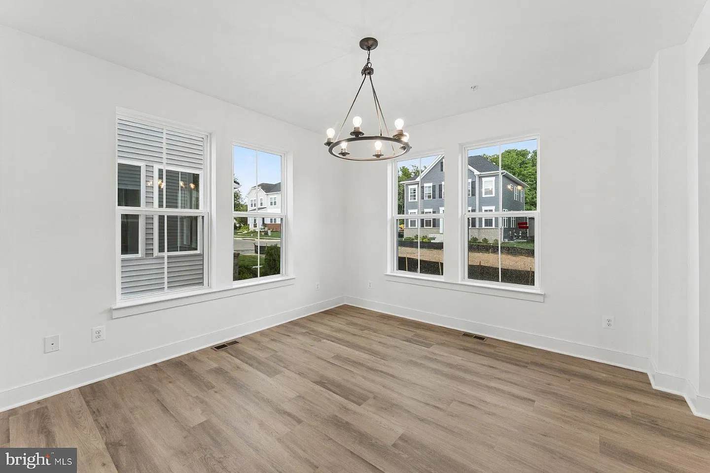 5 bed, 3918 sqft, $4,500 — Photo 4