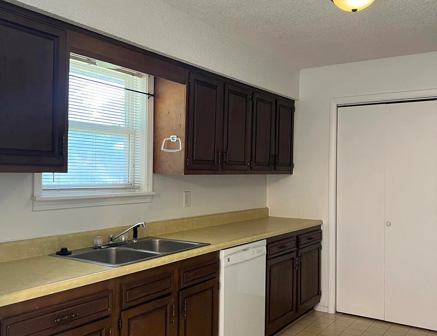 2 bed, 1.0 bath, 990 sqft, $950 — Photo 3