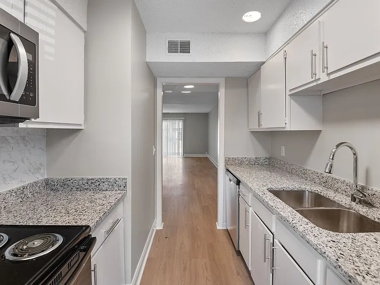 Colonial Pointe Apartments — Photo 47