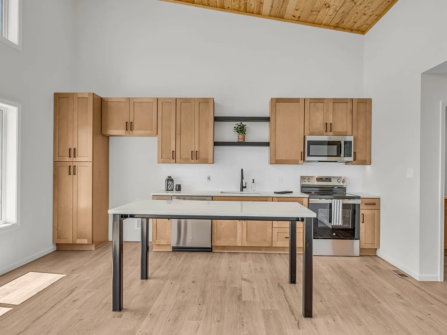 3 bed, 1300 sqft, $2,200 — Photo 4