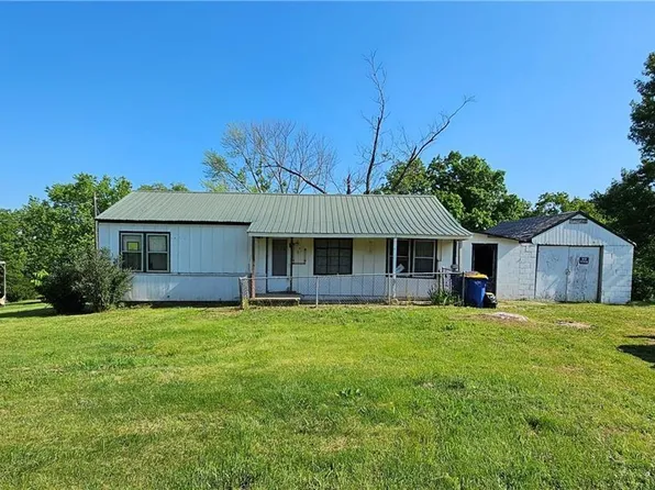 30720 W 83rd St, De Soto, KS 66018