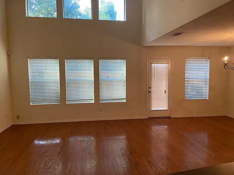 9936 Fleetwood Dr — Photo 2