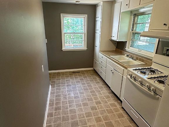 5th image of 631 6th Ct SE