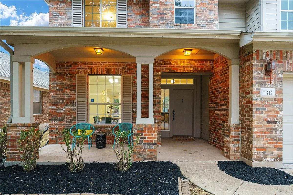 4 bed, 2.5 bath, 2681 sqft, $2,750 — Photo 2