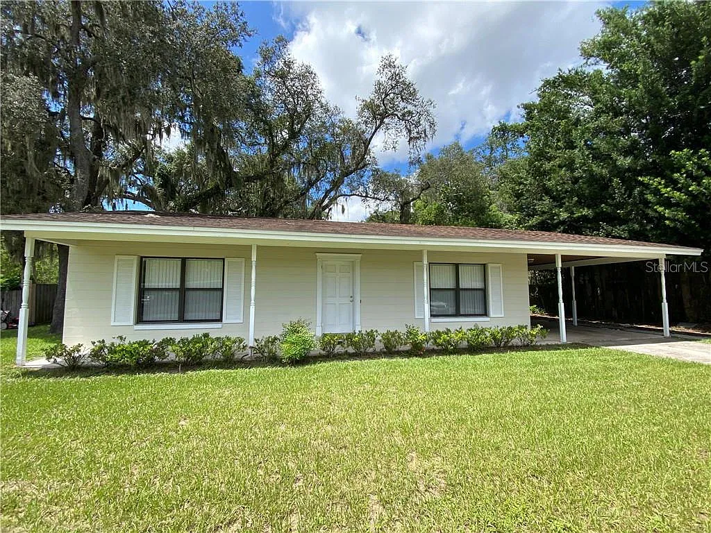 3 bed, 1.5 bath, 1090 sqft, $1,695 — Photo 1