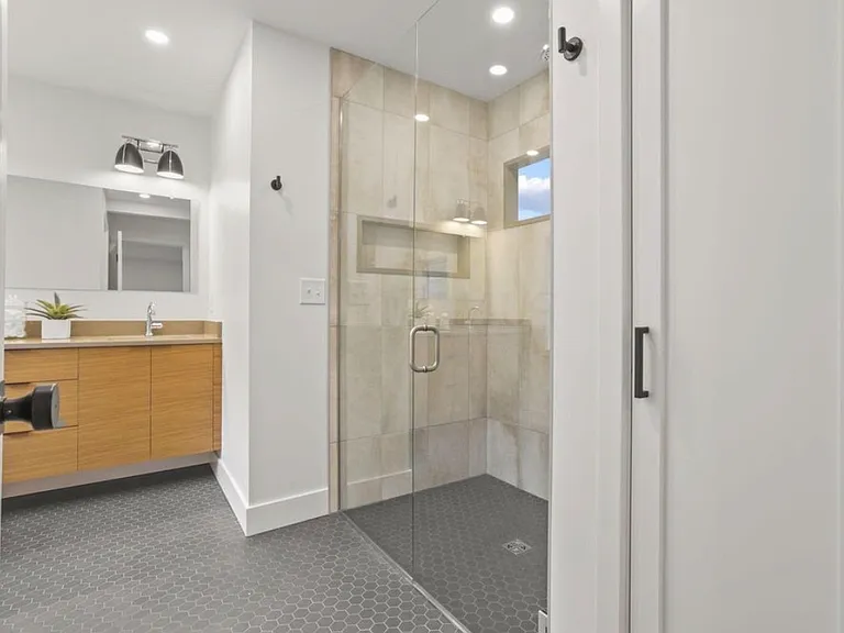 436 Broadway E — Photo 14