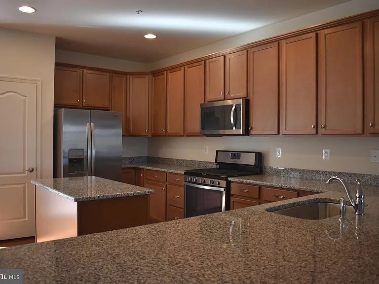 9421 Adelaide Ln — Photo 9