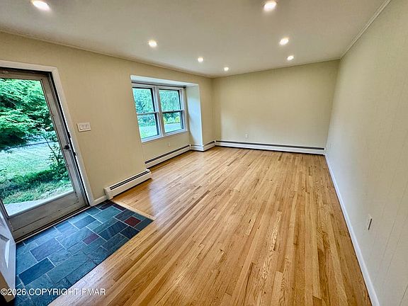 4th image of 1111 Hillcrest Dr