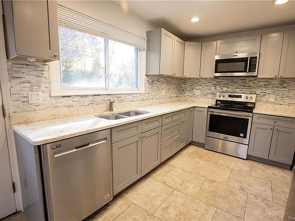 5th image of 70 Heather Dr