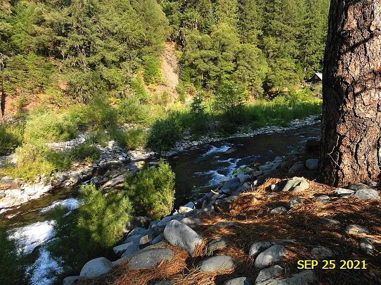 A most gorgeous view of the North Yuba River just 100 feet away from this listing. Nature at it's best.