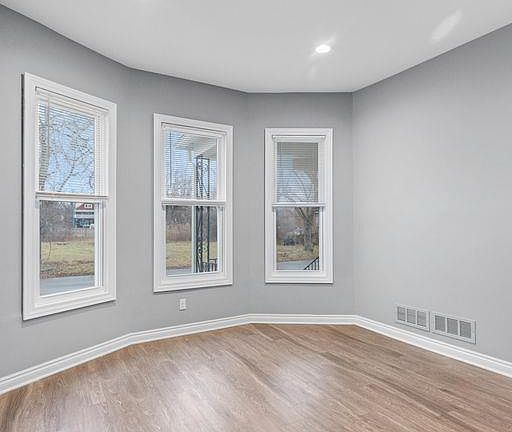 3rd image of 229 Leicester Ct