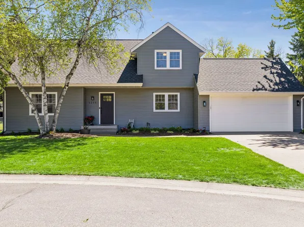 1316 Christy Cir, Roseville, MN 55113