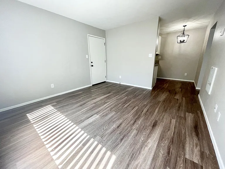 1141 E 7th St #3 — Photo 5