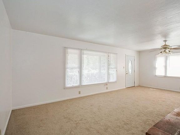 5th image of 946 Spring St