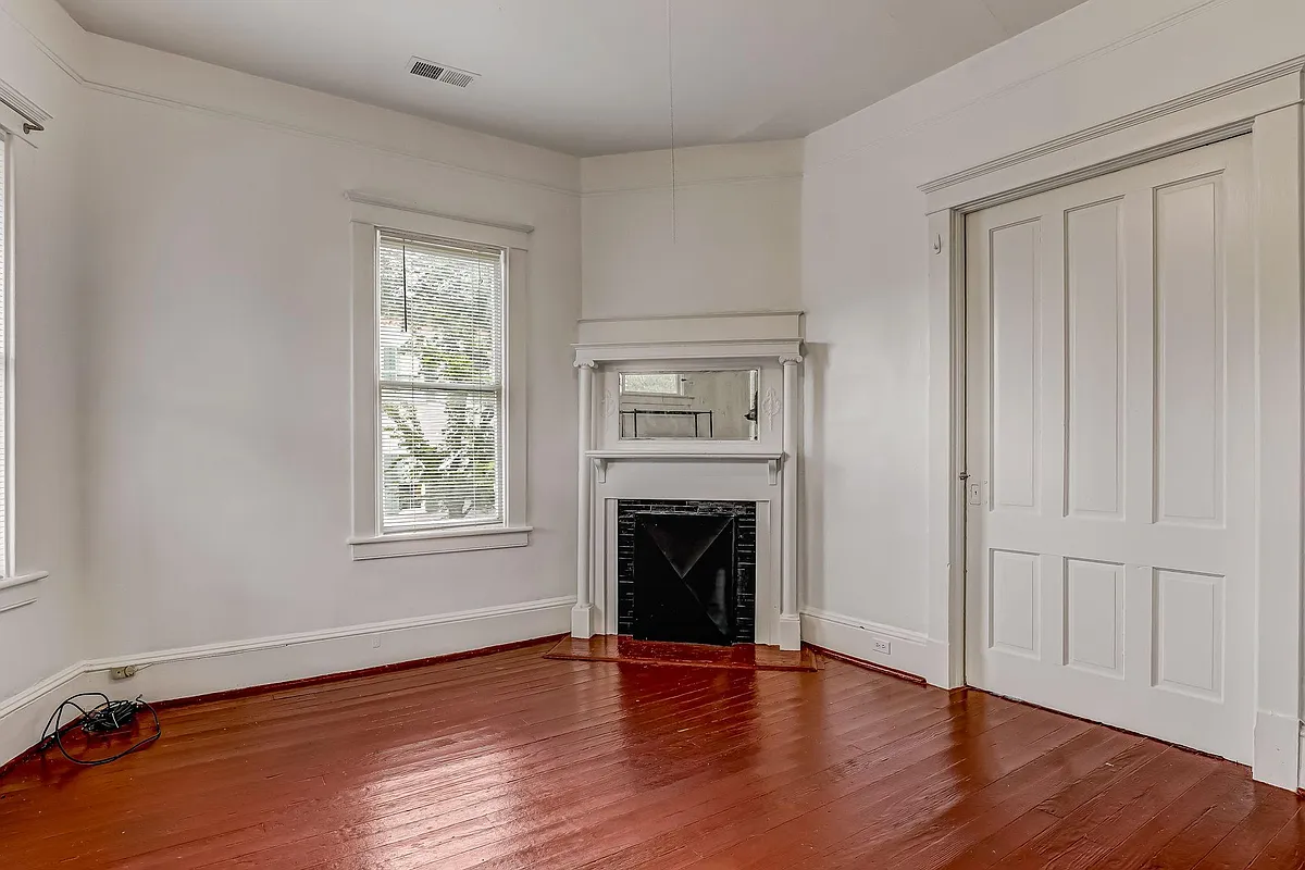 Building Photo - 126 E Waldburg St