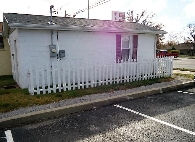 2nd image of 204 N Pershing