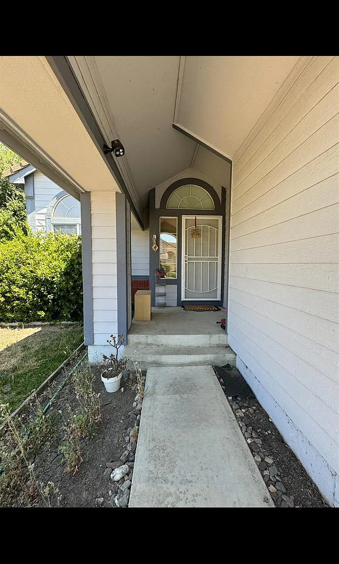 4 bed, 2.5 bath, 2188 sqft, $3,200 — Photo 4