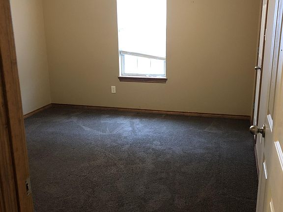 4th image of 109 S Lindsey St