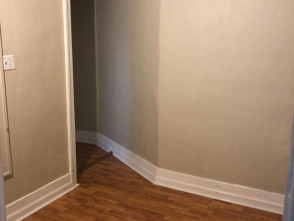 2nd image of 305 W McLoughlin Blvd APT 2
