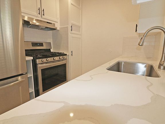 3rd image of 3909-15 Lamont St #3913