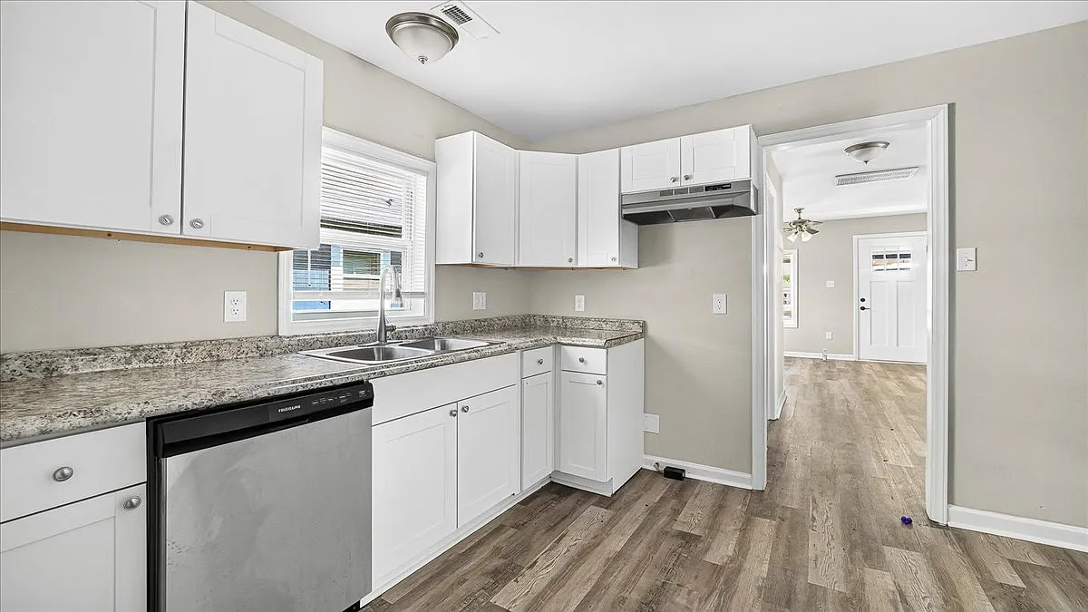 3 bed, 900 sqft, $1,225 — Photo 2