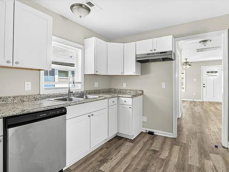 403 Spring Ct — Photo 2
