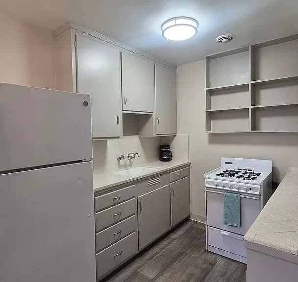Fort Sutter Manor, Classic Midtown Living! — Photo 27